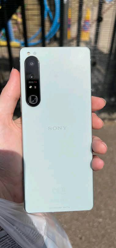 سوني 1 مارك 4 نظافة 100% ذاكرة 256 رام 12 سيمكارت وesim مع كفر ولاصق شاشة  بي فقط طبع بالشاشة جدا خفيف للبيع السعر 250 او مراوس عنواني بغداد ماعندي توصيل اي استفسار عالرقم *********** 