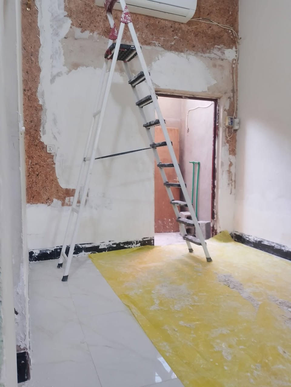 #(( #صباغ بيوت ))   الاصباغ جوتن بتك بي واي وجميع الاصباغ متوفره  شغل نظيف ودقه بالعمل   
 لصبغ  الدور  و تصليح الجدران معالجه الرطوبه صبغ بنايات  *********** واساب متوفر
