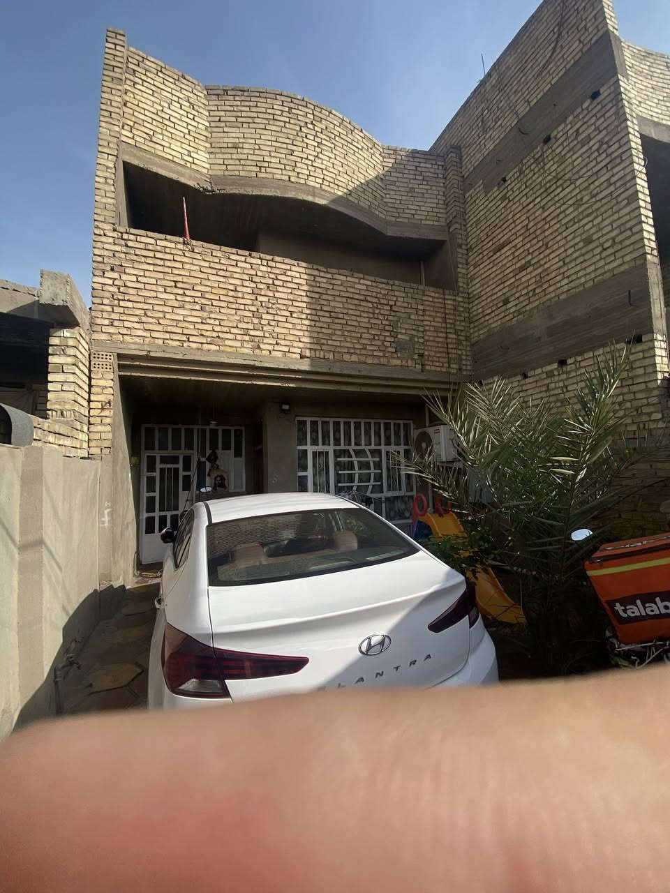 السلام عليكم بيت مساحه 150م طابو ملك صرف البيت كامل ناقصه بس واجهيه طابقين الطابق الاول غرفه نوم استقبال مطبخ صاله جلوس وصحيات الطابق الثاني غرفتين نوم وصحيات 
سعر 220 العنوان الشعب المثلث
للاستفسار ***********
