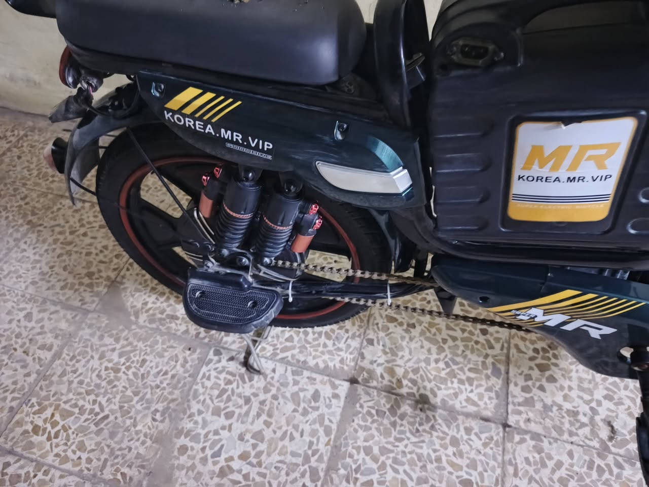 السلام عليكم للبيع ماطور شحن كامل جاهز بطارياتو جديده كامل جاهز رموند تحكم تيرات جديدة يمشي سرعة99 يمشي من حي البكر الى الكندي روحة وجيه السعر على الخاص مكاني موصل حي بكر الاستفسار على هذا الرقم ***********
