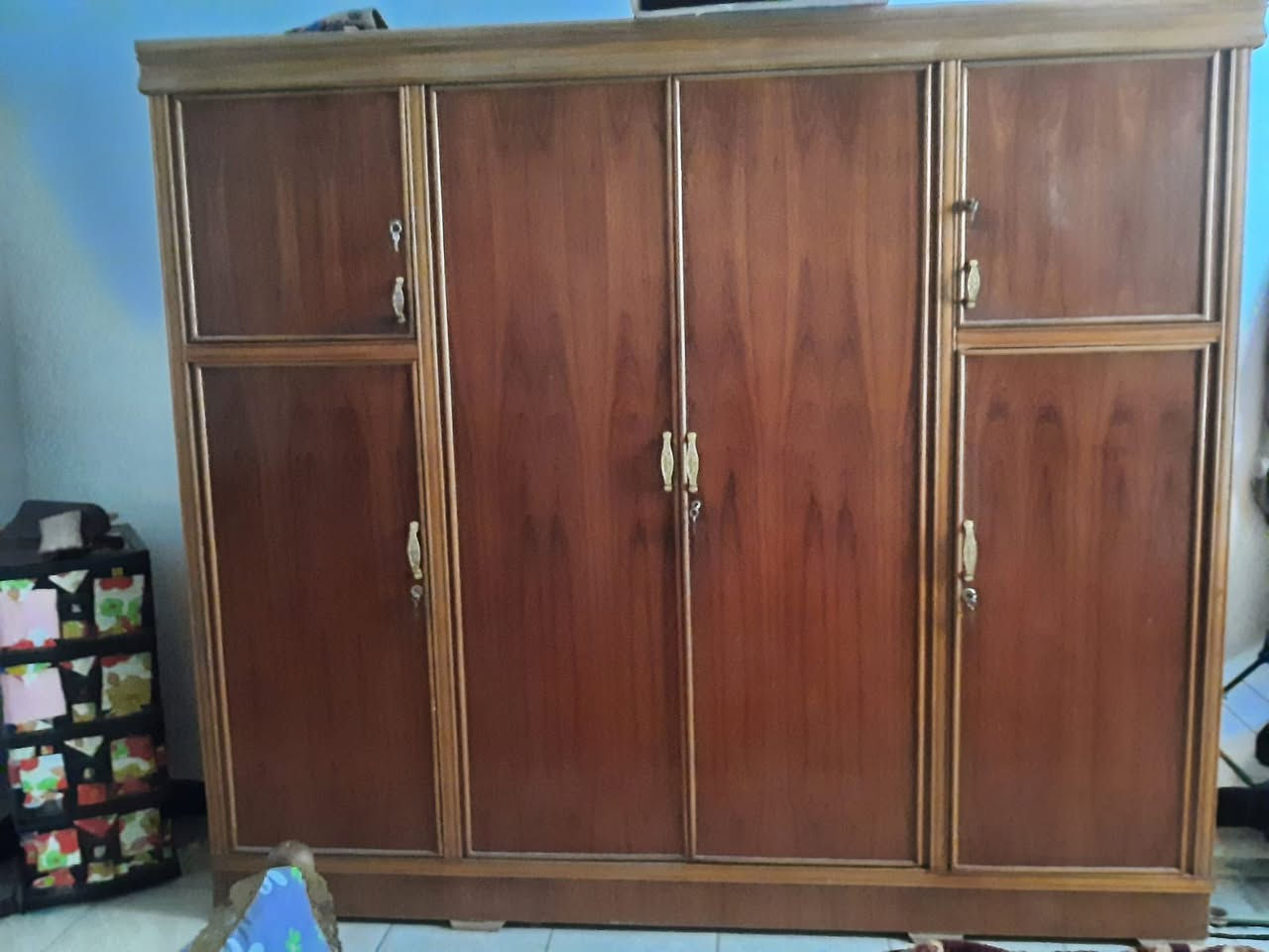 السلام عليكم غراض للبيع وبيهن مجال للأستفسار *********** بي واتساب
