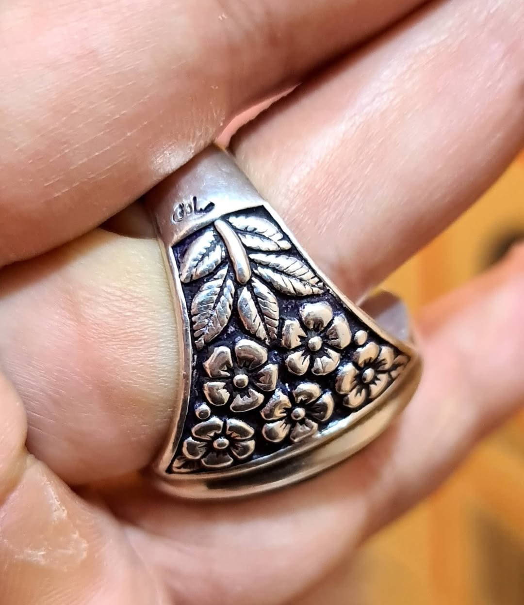 شفة العبد يماني تحفة فنية صياغة (صادق الطائي)
حجم راهي(وَإِن يَكَادُ الَّذِينَ كَفَرُوا لَيُزْلِقُونَكَ بِأَبْصَارِهِمْ لَمَّا سَمِعُوا الذِّكْرَ وَيَقُولُونَ إِنَّهُ لَمَجْنُونٌ وَمَا هُوَ إِلَّا ذِكْرٌ لِّلْعَالَمِينَ).
خط اعترافي جميل


**إذا كنت صاحب هذا الإعلان وتريد حذفه لأي سبب، رجاءا أرسل رسالة إلى الدعم الفني**