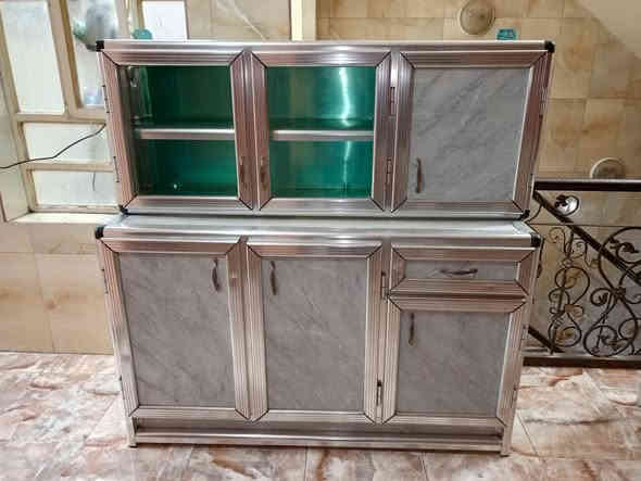 للبيع كاونتر نظيف 150. ميز طعام 100. مكان بغداد شعله ***********.
