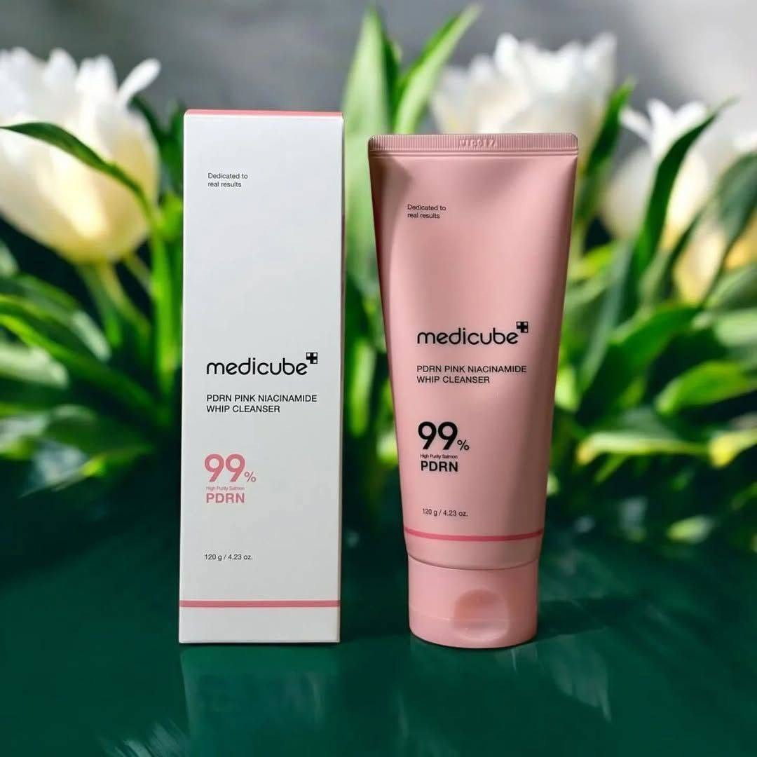🍡غسول الوجه الرغوي المارشميلو Medicube PDRN Pink Niacinamide Whip Cleanser مصمم لتنظيف البشرة بعمق ولطف، مع توفير فوائد تجديدية وإشراقة. يوفر الغسول تنظيفًا عميقًا ولطيفًا بفضل رغوته الغنية التي تزيل الشوائب دون التسبب في جفاف البشرة. كما يحتوي على النياسيناميد للمساعدة في تفتيح وتوحيد لون البشرة وتقليل التصبغات، وعلى PDRN عالي النقاء لدعم تجدد الخلايا وتقوية حاجز البشرة. يُعد المنتج مناسبًا لجميع أنواع البشرة، بما في ذلك البشرة الحساسة.
✅ الفوائد الرئيسية:-
✔️ يبدأ المنتج بقوام هلامي لزج (يشبه المارشميلو) يلتصق بالشوائب ويزيل الأوساخ والزيوت الزائدة من المسام، ثم يتحول إلى رغوة كريمية غنية عند ملامسة الماء.
✔️ يحتوي على نسبة عالية من النياسيناميد (5% أو 20,000 جزء في المليون) المعروف بخصائصه في تفتيح البشرة، تقليل البقع الداكنة، وتوحيد لونها.
✔️ مدعم بـ PDRN (بولي ديوكسي ريبونوكليوتيد) النقي بنسبة 99% والمستخلص من الحمض النووي لسمك السلمون، والذي يساعد على دعم تجدد الخلايا وتحسين مرونة البشرة وملمسها.
✔️ يحتوي على حمض الهيالورونيك والسيراميد والبانثينول للمساعدة في الحفاظ على رطوبة البشرة وتقوية حاجزها الواقي، مما يمنع الجفاف أو الشد بعد الغسل.
✔️ تركيبته الخفيفة والمنخفضة التهيج تجعله مناسباً للبشرة الحساسة والجافة والدهنية والمعرضة لحب الشباب.
✔️ يمكن استخدامه كغسول يومي عميق أو كقناع للوجه يترك لمدة دقيقة واحدة لتعزيز التنقية والإشراق.
#الاصلي المنشأ كوريا 🇰🇷💯
السعر 13 الاف
🚘 يوجد خدمة توصيل لجميع محافظات العراق ٤ الاف 🚘
🍡غسول الوجه الرغوي المارشميلو Medicube PDRN Pink Niacinamide Whip Cleanser مصمم لتنظيف البشرة بعمق ولطف، مع توفير فوائد تجديدية وإشراقة. يوفر الغسول تنظيفًا عميقًا ولطيفًا بفضل رغوته الغنية التي تزيل الشوائب دون التسبب في جفاف البشرة. كما يحتوي على النياسيناميد للمساعدة في تفتيح وتوحيد لون البشرة وتقليل التصبغات، وعلى PDRN عالي النقاء لدعم تجدد الخلايا وتقوية حاجز البشرة. يُعد المنتج مناسبًا لجميع أنواع البشرة، بما في ذلك البشرة الحساسة.


**إذا كنت صاحب هذا الإعلان وتريد حذفه لأي سبب، رجاءا أرسل رسالة إلى الدعم الفني**