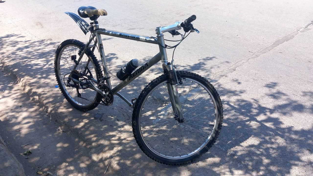 🚲 دراجة جبلية ميريدا (Merida Slick Rock 1200SX) بحالة ممتازة
​الوصف العام:
دراجة جبلية (MTB) من البراند العالمي المعروف Merida، موديل Slick Rock 1200SX. دراجة قوية ومتينة مصممة للتحمل والقيادة السلسة على مختلف أنواع الطرق (المعبدة والوعرة).
​⚙️ أهم المواصفات والمميزات:
​الهيكل: فضي ألومنيوم/صلب قوي وخفيف الوزن بتصميم كلاسيكي متين.
​المساعدين (التعليق): مساعد أمامي (Front Suspension) لامتصاص الصدمات واهتزازات الطريق.
​نظام السرعات: تروس متعددة (3 أطباق أمامية + مجموعة خلفية) لتغيير السرعات بسلاسة وصعود المرتفعات بسهولة.
​المكابح: فرامل حافة (V-Brakes) استجابتها سريعة وسهلة الصيانة.
​الإطارات: كفرات جبلية مضلعة (مقاس 26) بحالة جيدة جداً وتوفر ثباتاً ممتازاً.
​🎒 الإضافات والملحقات المرفقة:
​رفرف خلفي للحماية من الأتربة والمياه
​حامل قارورة ماء مثبت على الهيكل 
​📌 الحالة والسعر:
​الحالة: مستعملة بحالة جيدة جداً وجاهزة للاستخدام الفوري.
​السعر المطلوب:[130 الف قابل للمفاوضة]
​ التواصل: ***********
