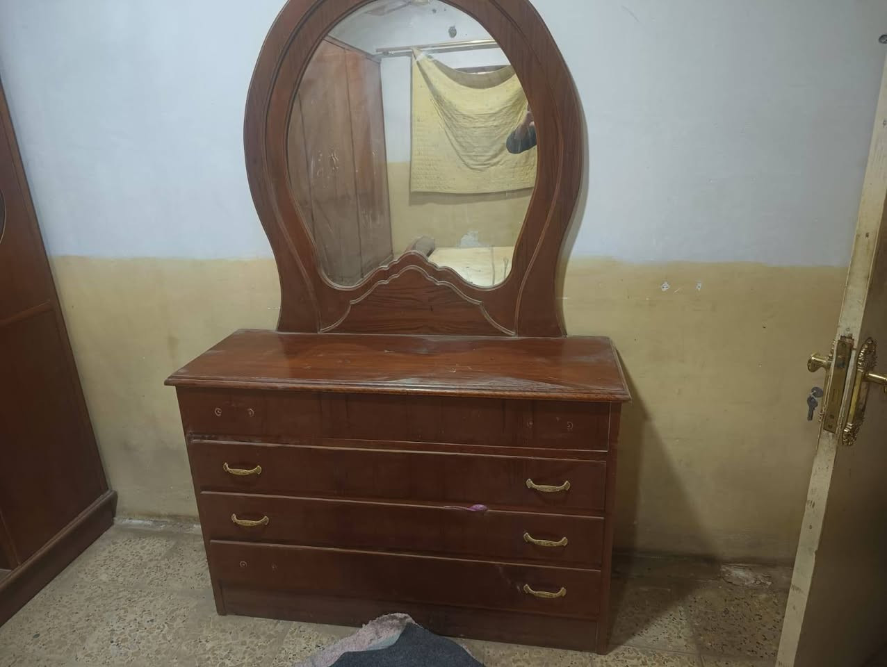 غرفة صاج خشب أصلي ثكيل جديده الغرفة


**إذا كنت صاحب هذا الإعلان وتريد حذفه لأي سبب، رجاءا أرسل رسالة إلى الدعم الفني**