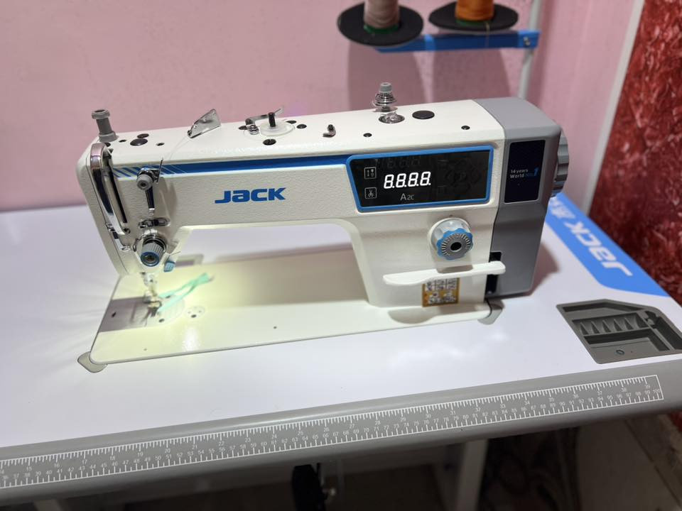 مكينه خياطه مع ميزها ماركه جاك يابانيه جديده اشتريتها قبل أسبوع 420 بعدها بضمانها 2 سنه اريدها 400 وبيها مجال للطيبين رقمي *********** مكان قرنه هور سعد
