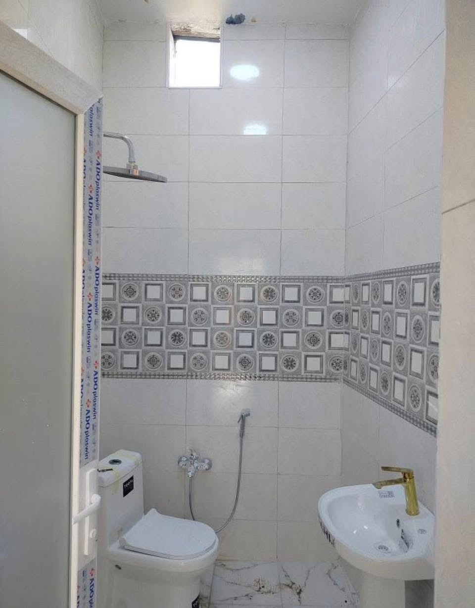 #اسعد_الله_أوقاتكم_بكل_خير👋⁉️

دارين  سكن للبيع ⛪️ بسعر بلاش 
بيوت حلوه مرتبه 

#مساحت كل بيت 150متر  بناء حديث بعده بل جيس

#يحتوي البيت على غرفتين نوم 
و ديوان 
و صاله 
و مطبخ 
و صحيات داخلي و خارجي و كراج سياره 
بيت كلش مرتب 

كافه الخدمات متوفره 

#جنس_العقار :: طابو صرف زراعي بأسم عراقي سند ٢٥ راعي لارض ساكن نفس المنطقه 

البيوت علا شارع تبليط 10 متر 🛣️

#العنوان ابو الخصيب  شارع ابو كوصره 
يبعد عن شارع ابو كوصره 20 متر

سعر كل بيت 90مليون  و بي مجال 
#للاستفسار الاتصال على الهاتف 📞📳*********** البصرة, العراق
