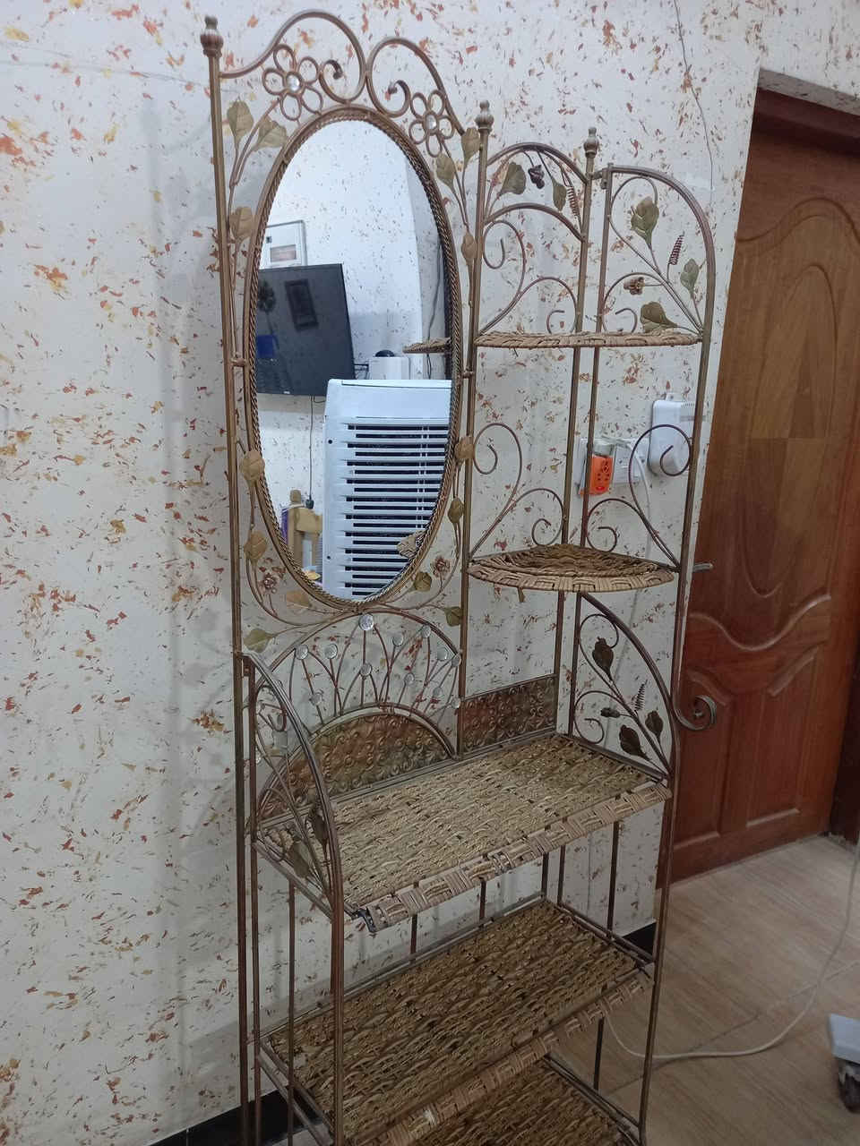 السلام عليكم
مراية مدخل للبيع
 حديد والرفوف خوص 
السعر 20000
للاستفسار ***********
