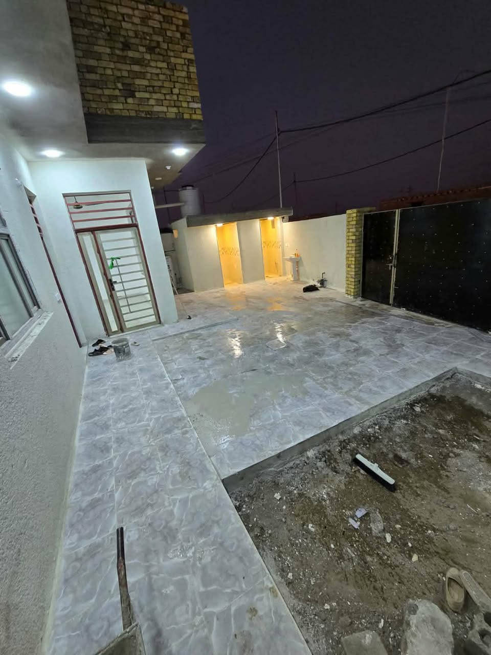 السلام عليكم بيت لبيع مساحه 250 موقع راشديه قرب ابو كاظم المياحي  بيت بناء حديث الارضيه رفت بيه 3غرف نوم طابق الاول 2طابق الثاني يتكون  غرفه ساحه درج كبيره مجمع صحيات سعره 126بيه مجال الاستفسار ***********
