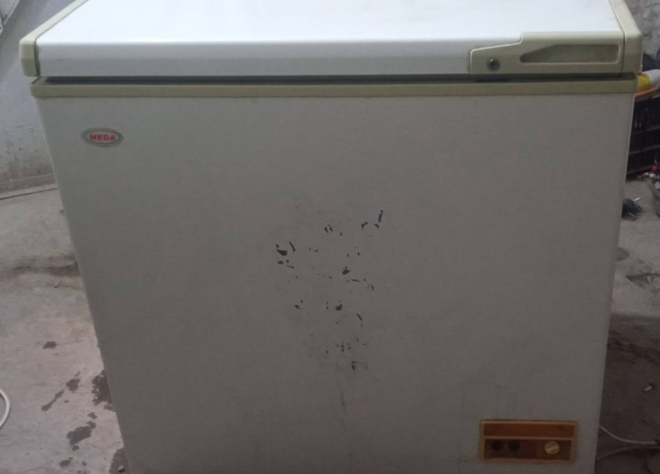ثلاجه اكبر حجم  والمجمدة  ازغر حجم  للبيع على فحص عنوان بابل  قيم مايرضي الله وخذهن    ***********
