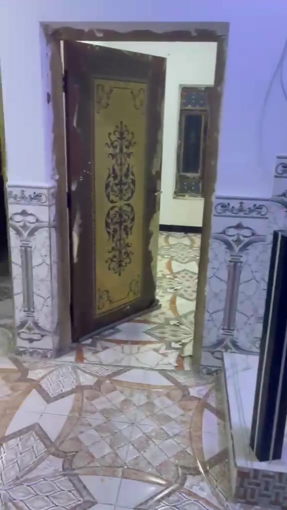 سلام عليكم عندي بيت بجزيرة شارع الفيحاء // شارع الزهور البيت مساحتة 100  متر مسلح البيت يحتوي ع غرفتين ومطبخ  كامل من كلشي محجر درج صبغ البيت كامل صحيات ٢  سند ٢٥  السعر 50 مليون استفسار ***********
