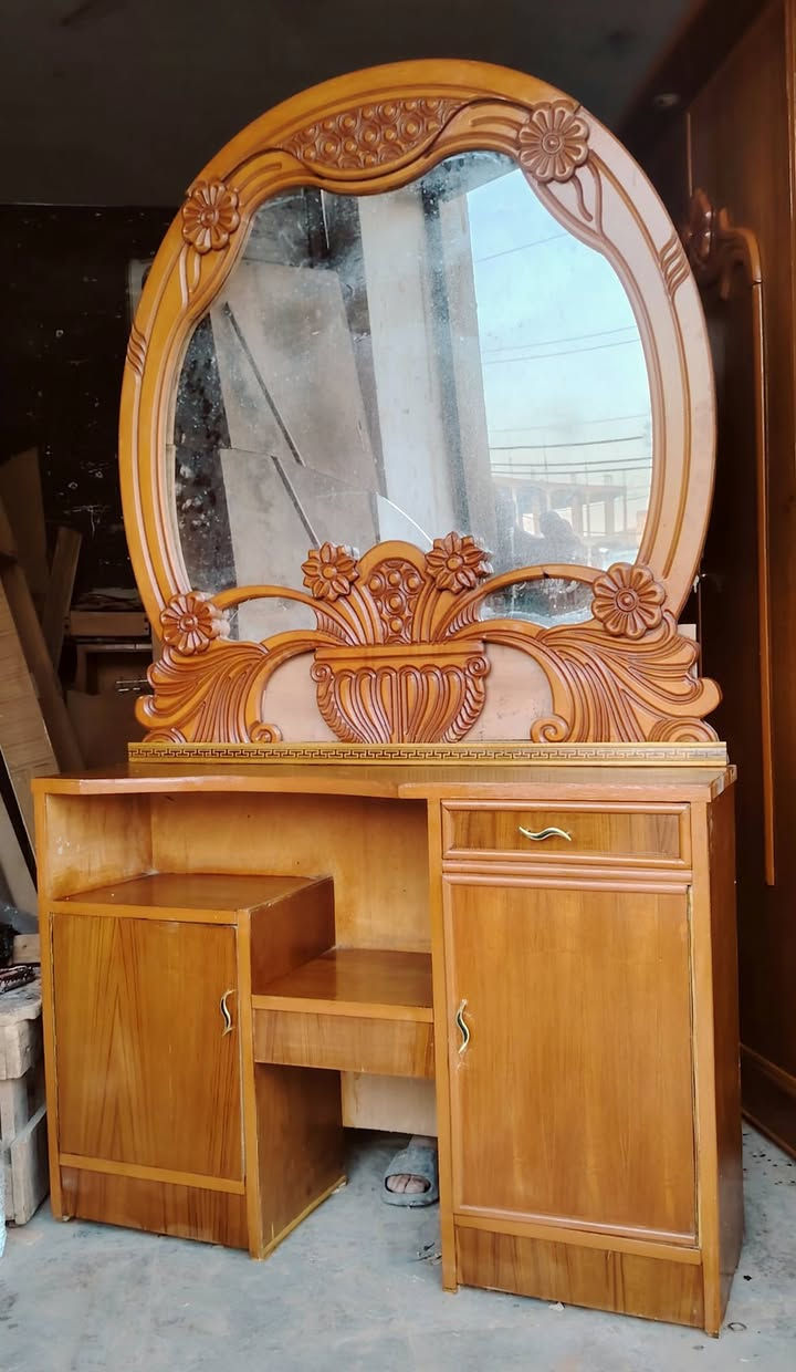 غرفة ٦ابواب ملحق صاج الارتفاع مترين ٣٥ والعرض ٣امتار و١٠ السعر ٥٠٠ وبيها مجال بسيط مكاني بغداد الشعلة هاتف *********** وبيه واتساب
