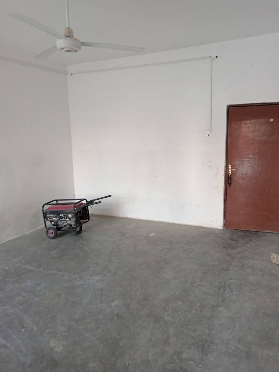 السلام عليكم
دار للبيع في بروانة حي الشرطة 
مساحة الدار 400  يتكون من 3 غرف وهول وديوان ومطبخ  وصحيات خارجية وداخلية ملاحظه البيت بناء حجر عكادة بس مضبوط الشغل جديد السطح شتايكر والمطبخ والدرج والاستراحة والديوان والكنيدور سيراميك والباقي جدا ممتاز السعر 45 مليون وبي مجال للشراي لاستفسار اتصل ***********
***********
