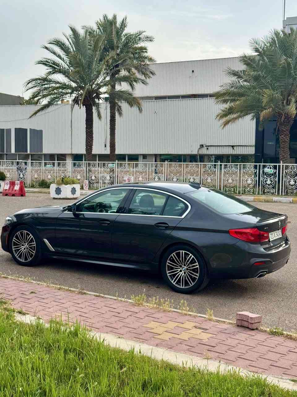 بي ام دبليو 530 i 

* شاشة كبيرة مع نظام iDrive
* نظام ملاحة (Navigation)
* كاميرا خلفية + حساسات أمامية وخلفية
* فتحة سقف
* مقاعد جلد كهربائية مع ذاكرة
* تدفئة مقاعد
* نظام صوتي عالي الجودة
* إضاءة داخلية محيطية (Ambient Lighting)
* تشغيل بصمة + دخول ذكي
* كروز كنترول
* شاشة عدادات ديجيتال
* تكييف أوتوماتيك ثنائي التحكم
مسجلة في وكالة العروش وارد كندي

رقم صاحب سيارة ***********
