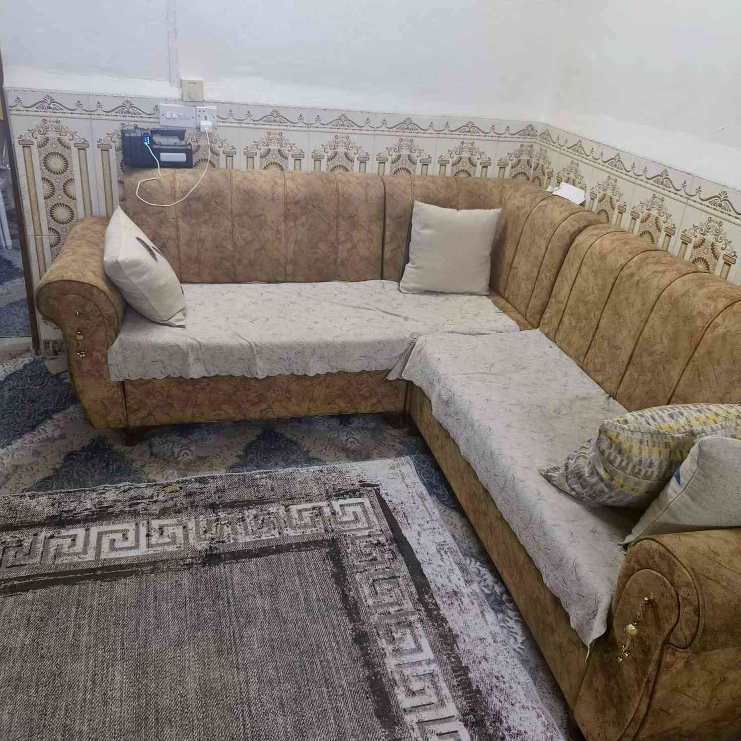 تخم حرف L وميز مال تلفزيون وجربايتين مهات نفر نفس لون ستفسار***********
