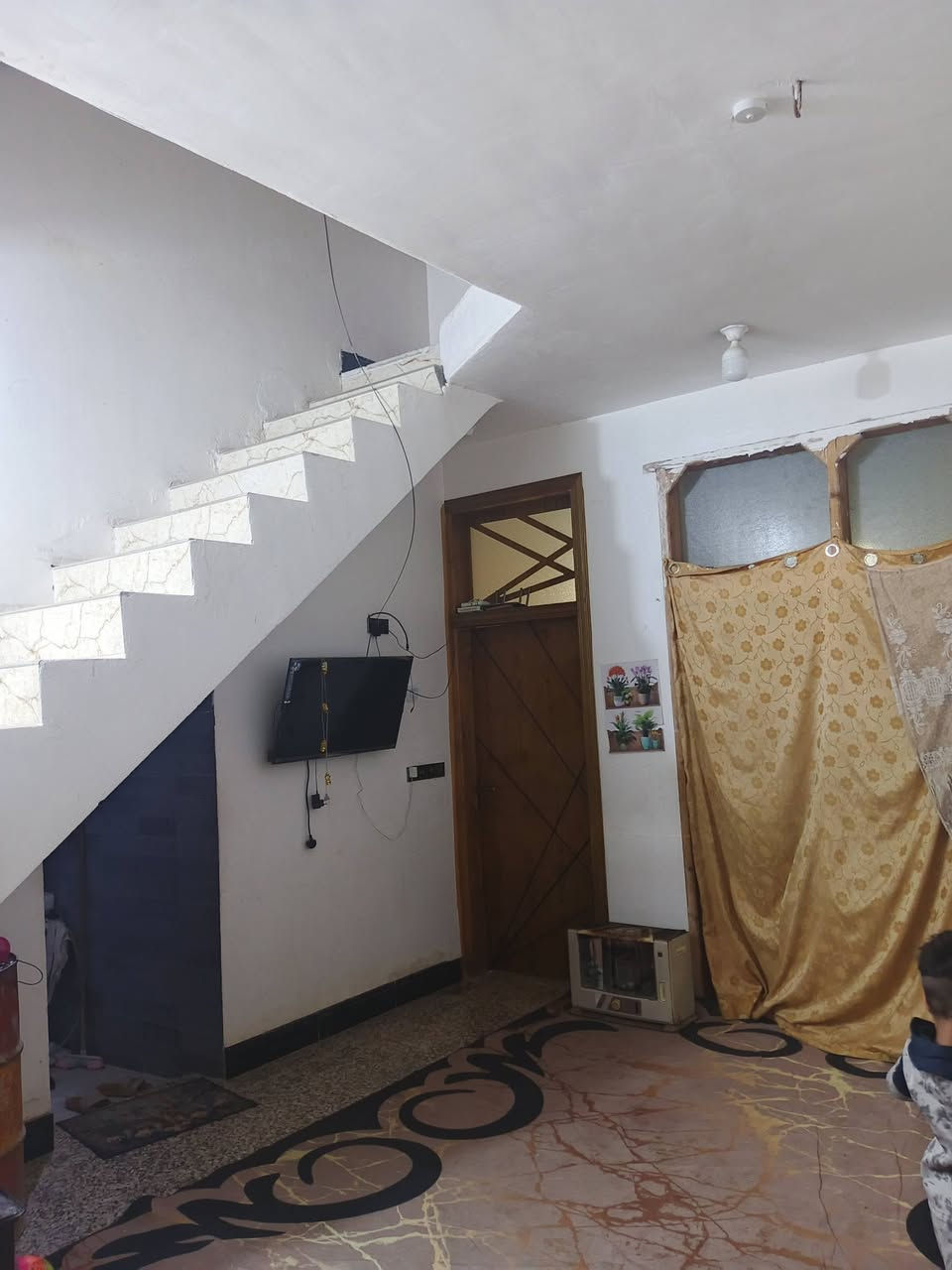 سلام عليكم بيت في مدينت الثوره وره بانزيخانت الحله طابو صرف ثالث البيت على الشارع البيت طابقين الطابق الاول يحتوي على غرفتين نوم وصاله ومطبخ وهول وصحيات داخليه وخارجيه والطابق الثاني بيه غرفتين وسصطح البيت كامل مابيه اي نقص فقط الواجهيه عايزه لبخ وكير طابو صرف باسم ابو البيت وسند موجود الييحب يستفسر اكثر يتصل على هاذا الرقم او يراسل الصفحه 0760 146 3882
