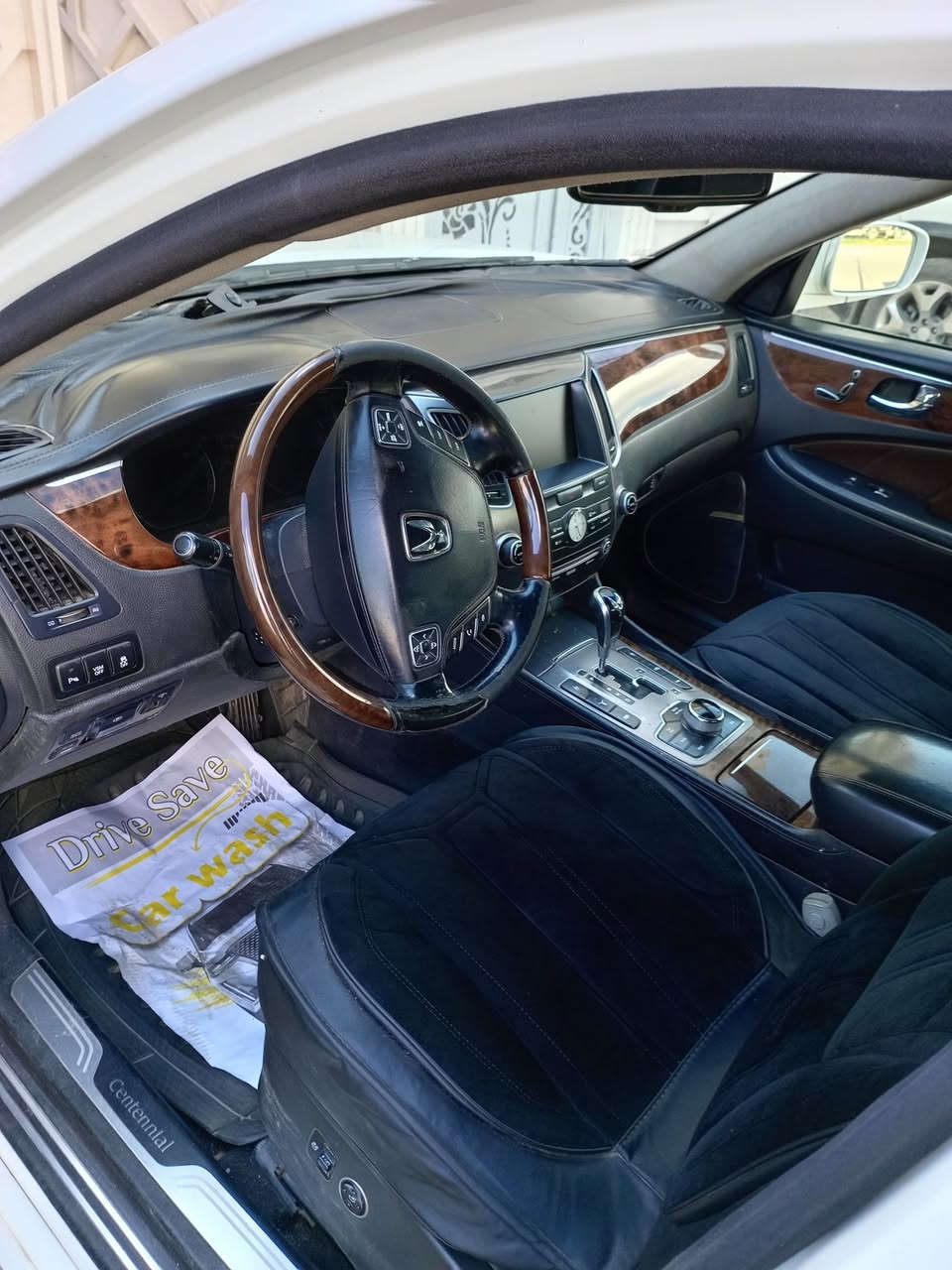 السلام عليكم.. للبيع هيونداي سنتينال موديل 2012 (بيع واقع حال) 🚘
تفاصيل ومواصفات السيارة:
​النوع: هيونداي سنتينال (Centennial).
​الموديل: 2012.
​المحرك: 6 سلندر.
​اللون: أبيض.
​الممشى: 250 ألف كم.
​المواصفات: فتحة سقف، تشغيل بصمة، كشنات جلد (وباقي مواصفات السنتينال).
​الرقم: بغداد خصوصي (السنوية والوكالة جاهزة للتحويل).
​حالة السيارة (الإيجابيات والنواقص):
​المحرك والكير: جاهزة، السيارة تشتغل وتمشي وما بيها أي مشكلة والحمد لله.
​البدي: بيها ضربتين من جهة الباب وتم تصليحها، وبيها شوية صبغ.
​النواقص (واقع حال): للأمانة واختصاراً للوقت، السيارة أبيعها بوضعها الحالي وتحتاج ترتيبات بسيطة لمن يحب يجددها 
​السعر: 115 ورقة (وبيها مجال بسيط للشراي الجاد).
المكان: بغداد - شهداء السيدية 
​للاستفسار وتحديد موعد للمعاينة، يرجى الاتصال على الرقم: *********** 
أو التواصل على الخاص.
