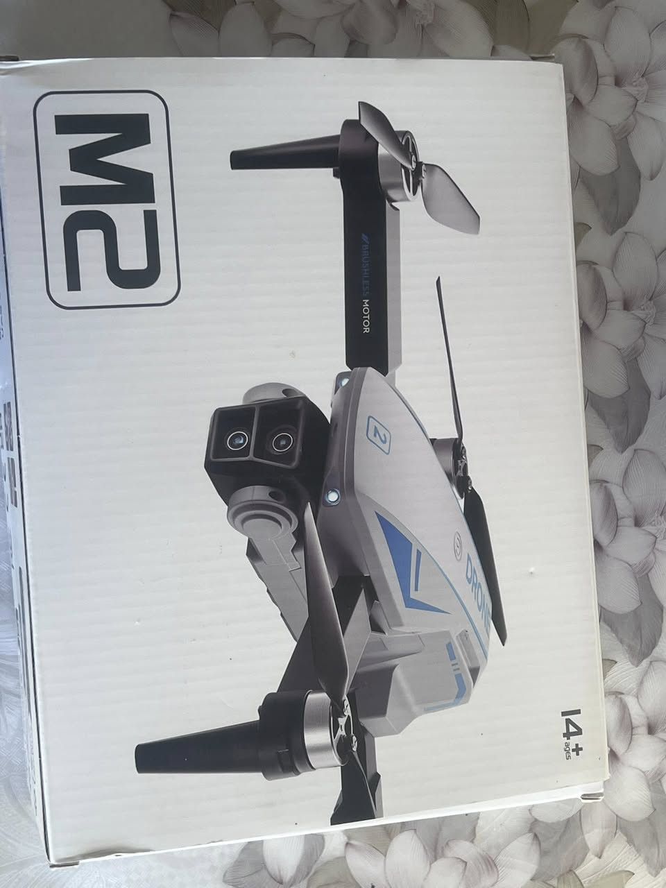 طائرة درون مبتدىين 

تعتبر هذه الطائرة من الفئة الموجهة للمبتدئين والهواة، وتتميز بـ:
جهاز تحكم بشاشة LCD: يتضمن جهاز التحكم عن بعد شاشة مدمجة لعرض بيانات الطيران أو البث المباشر من الكاميرا.
نظام التصوير: مزودة بكاميرا (غالباً مزدوجة) تدعم دقة تصوير تصل إلى 4K أو 8K في الموديلات المتقدمة منها.
تقنيات الطيران: تشمل محركات "برشلس" (Brushless) لثبات أفضل، ونظام تحديد المواقع GPS، بالإضافة إلى مستشعرات لتجنب العقبات.
سهولة الاستخدام: تدعم وظائف مثل "الإقلاع والهبوط بلمسة واحدة" والعودة التلقائية إلى نقطة الانطلاق. 
محتويات الحقيبة الظاهرة
تأتي الطائرة في حافظة "إيفا" (EVA) متينة لحمايتها، وتحتوي عادة على:
هيكل الطائرة القابل للطي باللونين الأبيض والأزرق.
جهاز تحكم عن بعد احترافي.
ملحقات إضافية (مراوح احتياطية، كابل شحن USB،

لدنيا توصيل لكافه مناطق 

‭٠٧٧٢ ٢٨٣ ٤٨٩٤‬
