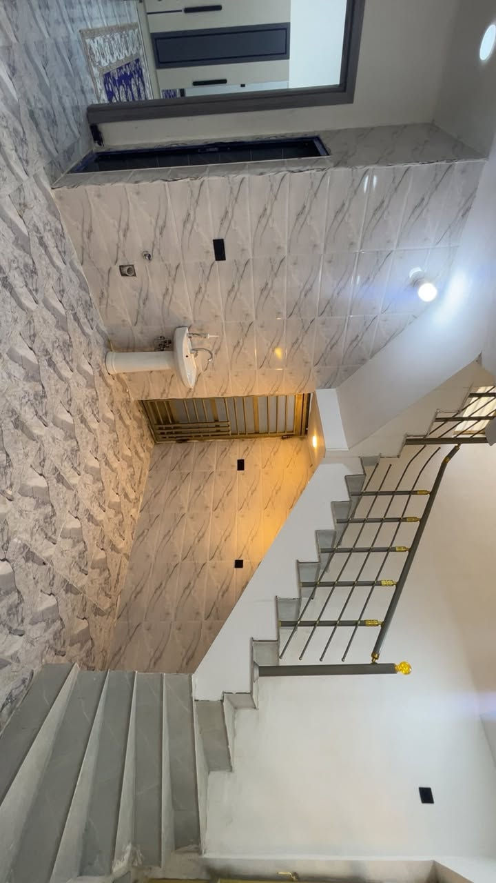 السلام عليكم الاتصال على ابو البيت اني وسيطه فقط
بيت للايجار بيت بنيه فرع 26 مساحه 50 طابق واحد
 يحتوي على حولي مطبخ وترك وخدمات وغرفه نوم + غرفه اخشاب تؤجر مع البيت 
سعر الايجار 400 ول عائله زغيره ولو زحمه
الاتصال على ابو البيت 
 واتساب  ***********
