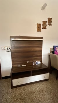 ميز بلازما عرض متر وشوية خشب اصلي ٠٧٧٧١٤٣١٨٢٤