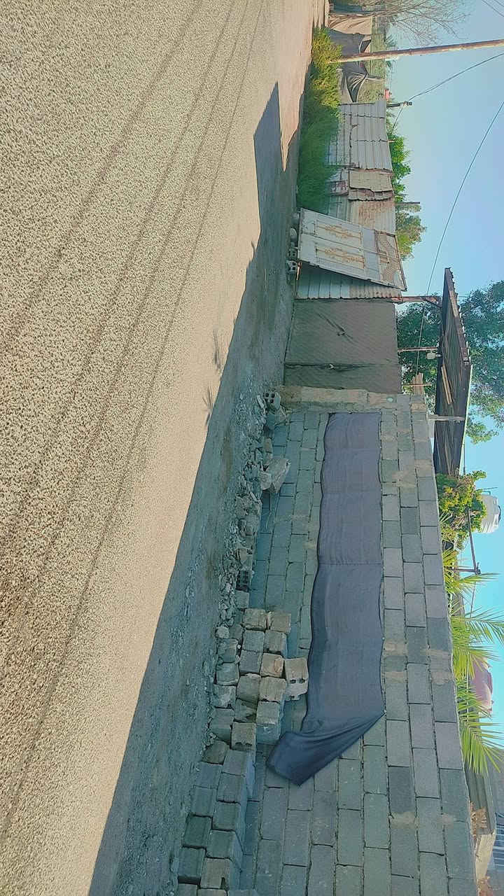 للبيع ارض زراعيه سند 25
مساحة الارض 1200 متر الكليه + بيت ومشتمل بيها 
تبعد عن الشارع العام 150 متر متوفر كافة الخدمات تبليط لحد باب البيت ماء كهرباء منطقة الحصن 
*********** ( السعر 85 مليون ) وبيها مجال .
