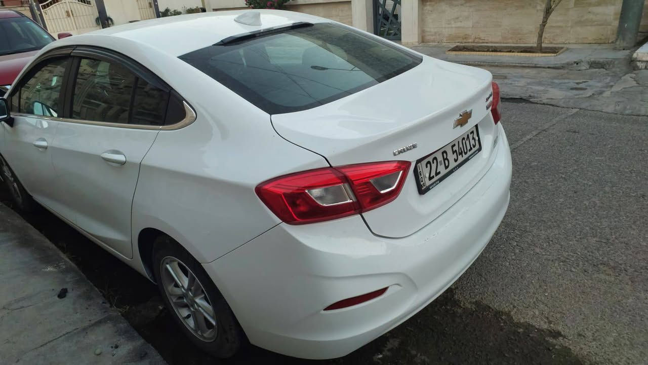 شوفرليت كروز موديل 2017 مواصفات LT 
قطعتين صبغ فقط بدون دواخل..كير ومحرك بشرط.. رقم وهزه وسنوية كلو جديد..
مكان السيارة اربيل
السعر 98 وبيها مجال قليل
***********
