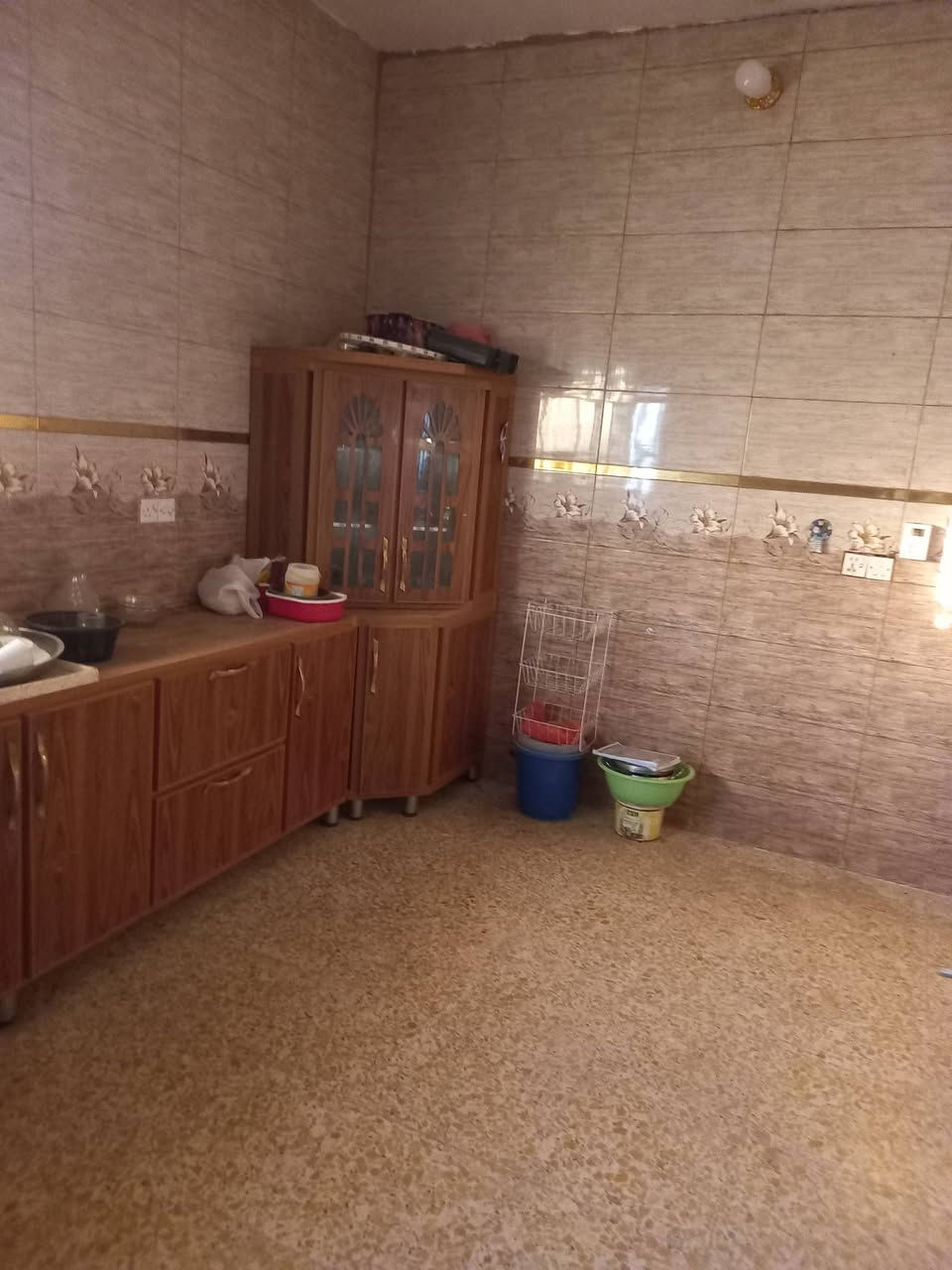بيت مساحه  210 متر  واقع حال  سنتر واجهت التبليط 15 متر بلسند 200 متر  2 غرفه  ومضيف ومطبخ وهول ومنور خلف البيت متر   مع كافت أغراض البيت مثل مامبين بالفيديو طابو زراعي سند 25 حله سيف سعد ورديه خلف معمل بلوك ابو كيره  يبعد عن الشارع العام 120 متر  السعر 83 مال مستعجل  اتصال ***********
