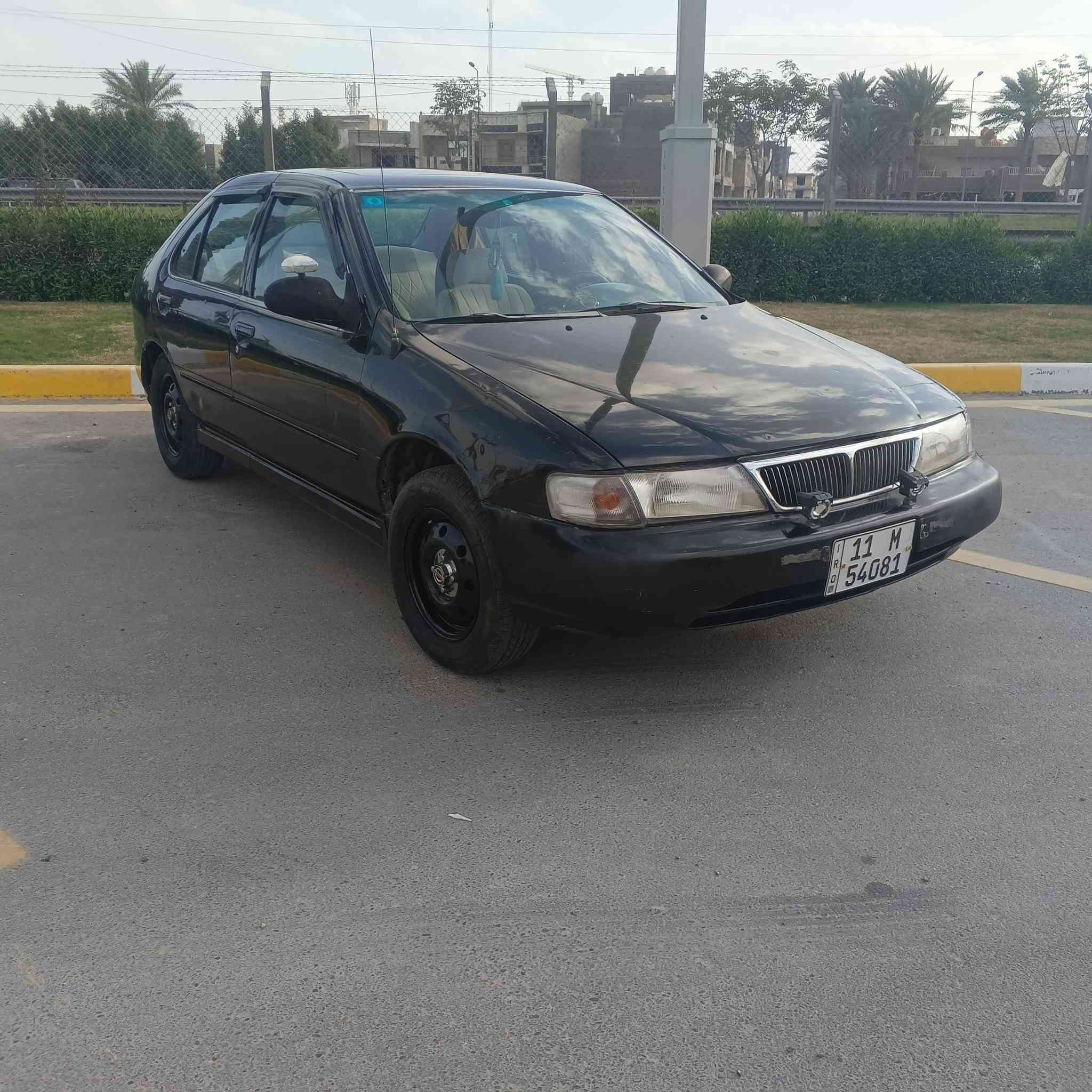 السلام عليكم
نيسان سني ٩٨ ياباني 
محرك ٢٠٠٠ 
كير عادي 
تبريد ثلج 
تدفئه تشتغل 
شاشه اندرويد 
كامره خلفيه 
سلايد شغال 
كهربائيات شغاله 
ويل نيسان اصلي 
غرفه نضيفه ارضيه جلد 
دوشمة جديدة 
سياره مال موظف 
سعر ٣٦ وبيه مجال 
بغداد غزالية 
***********
