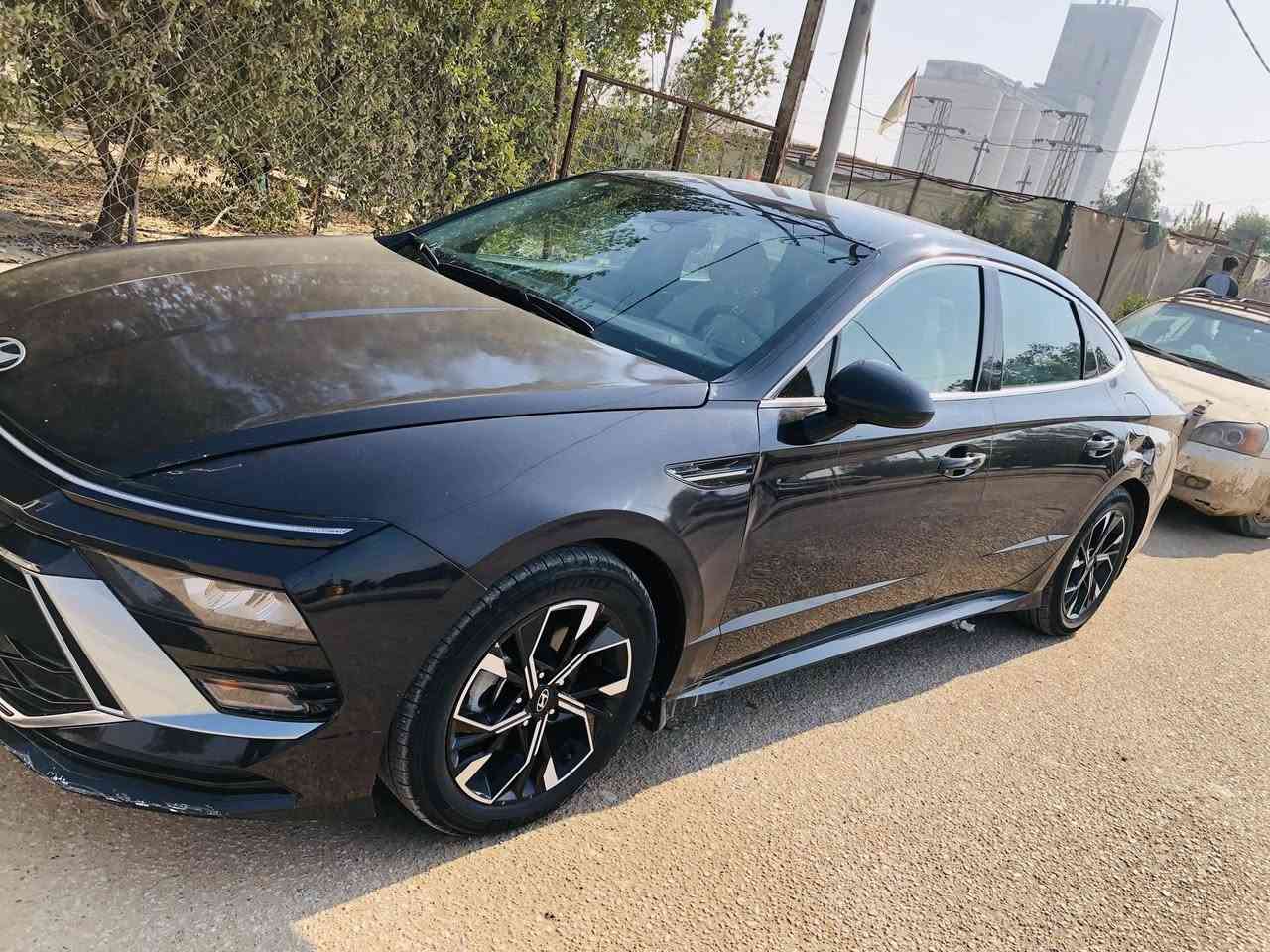 السلام عليكم 
سوناتا 2024 وارد امريكي 
الون اسود 
دواخل بيجي فول 
مكينه 2500 
تحكمات + رادار امامي وخلفي 
دشبول شاشه 
الحادث جاملغ وخشم البنيد بدون دواخل 
مكان السياره ديوانيه 
السعر 162 $
وبيه مجال قليل حك الجيه
الاتصال ***********
