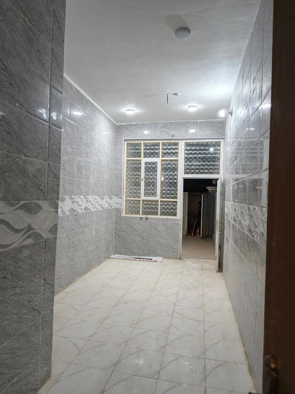 السلام عليكم 
دارين اثنين للبيع أو مراوس بقطعه 
مكان مميز
طابو زراعي سند 25 
العنوان // بابل المدحتيه المعاره خلف دار الأستاذ   محمد كامل اللوفه الحاده ركن على شارعين امامي 7متر جانبي6متر
المساحة لكل بيت //١٤٠متر 
نوع البناء طابوق السقف صب كونكريت 
بناء حديث سنة ٢٠٠٢٥
تحويل البيت 
 ثاني يوم بعد الشراء
تفاصيل البيت يتكون  من
عدد الغرف 2
استقبال 
صاله 
مطبخ
ممر عدد 2
طارمه 
صحيات داخليه و خارجيه
خدمات كامله من ماء وكهرباء 
وتبليط قريب على الشارع الرئيسي 20متر
السعر //البيت الواحد ٧٠ مليون وبي مجال
سنة البناء 2025
البيت حلو ومابي اي نقص 
ملاحظه/ البيت فارغ حالين 
وايضا يوجد خط مولده وكهرباء وطنيه شغال البيت منور اي نقص بلبيت ماموجود 
بناء جديد
للاستفسار
مراجعة مكتب دلالية وائل الهندي 
شارع ٦٠ قرب سلوان أبو الكاشي مقابيل فرع علي قماره 
*********** 
***********رائد الهندي
