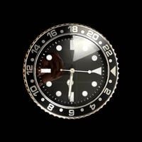 🔥 ساعة حائط فاخرة بتصميم مستوحى من ساعات Rolex Submariner GMT ⌚✨ 💎 لمس...