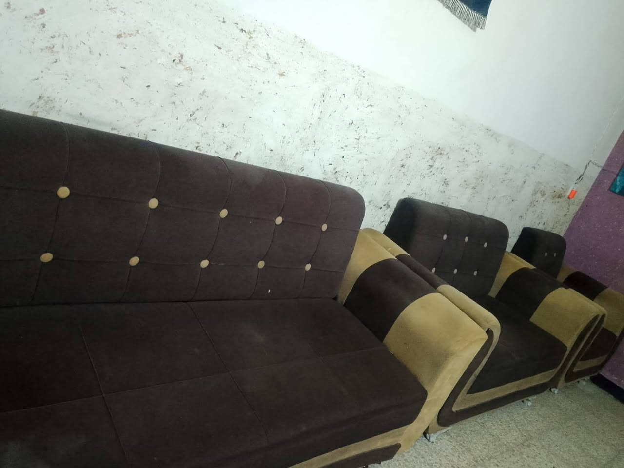 تخم قنفات للبيع مستعمل نضيف 3 قنفات و4 كوشات بس القنفة الجبيرة رجلها بيها ضرر معيوبة والباقيات نضيفات مابيهن شيء السعر 75 الف مكاني بغداد مدينة الصدر للاستفسار ***********
