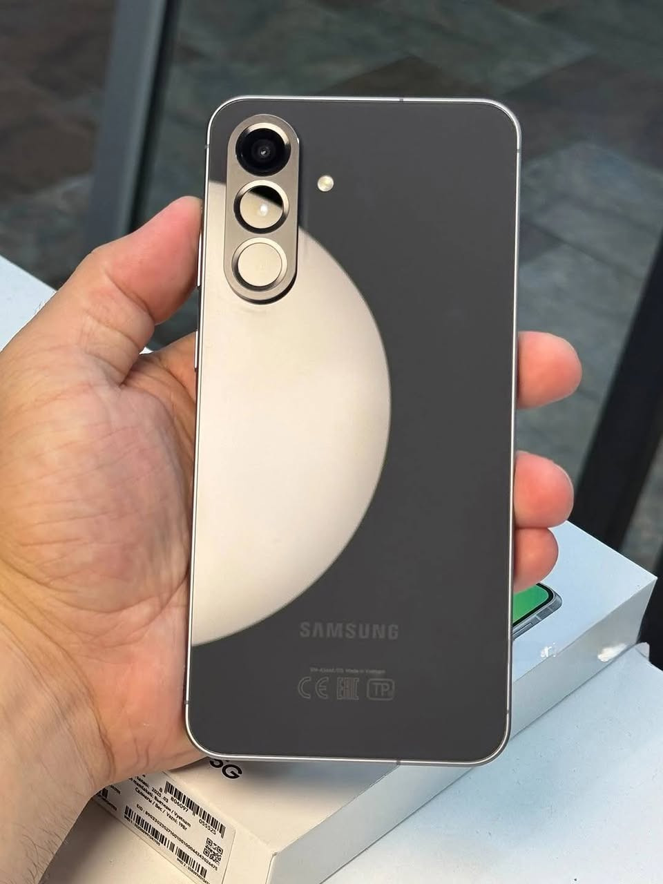 سلام علیکم
Samsung A 56 5G
Ram 12
موبایلەکە وەك لۆك وایە 
مانگێک ئیشی کردووە 
کارتۆن و شاحینەی بلادی لەگەڵ دایە 
500هەزار قوفڵ یەتی 🔒


**إذا كنت صاحب هذا الإعلان وتريد حذفه لأي سبب، رجاءا أرسل رسالة إلى الدعم الفني**