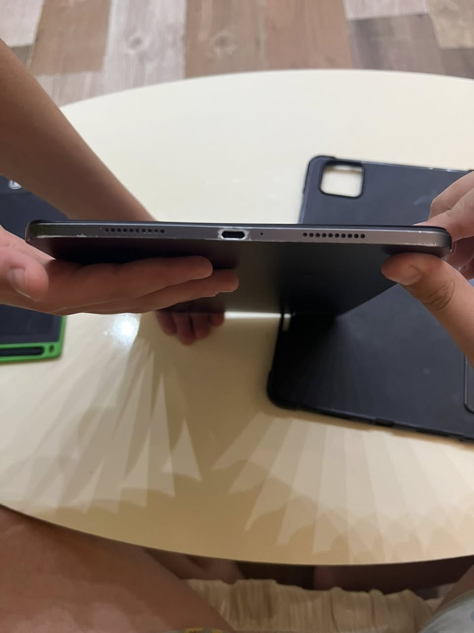 ايباد شاومي x بات 6 || 90 f ذاكرة 256 رام ٨.٠ج ب 
المعالج 870 mobile platform// 

العيب بيه 

الظهر مضروب ومعوج  والشاشة مكسورة كما مو موضح  في الصورة 
التابعة للمنشور 

السعر : 200 ألف بي مجال بسيط للشراي  فقط 
واتساب  فقط رسائل ماكو اتصال 📞 

واتساب: ***********
