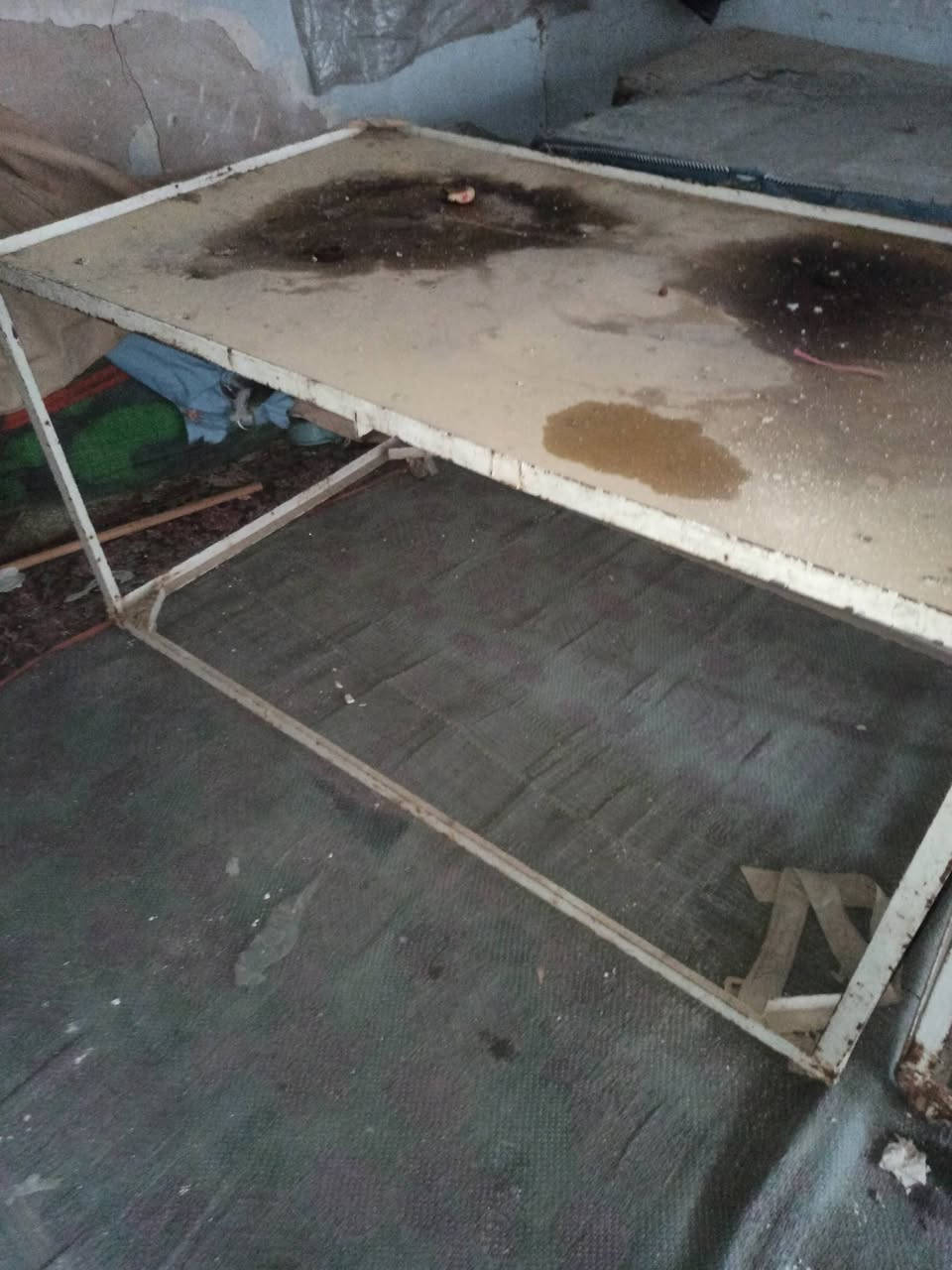 ميز حديد عدد 2 نضاف يتحملن وزن ثقيل واحد خشب /كلهن ب125/ العنوان طويريج ***********
