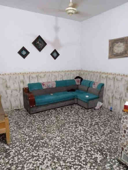 من رخصت صاحب الكروب عندي بيت للبيع مساحة ١٠٠ متر الواجهة ٨متر والنزال ١٢ يتكون من (٣) غرف نوم + استقبال +مطبخ مفتوح +منور+صحيات عدد(٣) الموقع الشعلة عل غربي فرع حسين كابريتر (مع اثاث تخم عدد٢ و سبلت كنتوري+ مكيفات عدد٣) للتواصل مع صاحب البيت الرقم (***********) او (***********)
