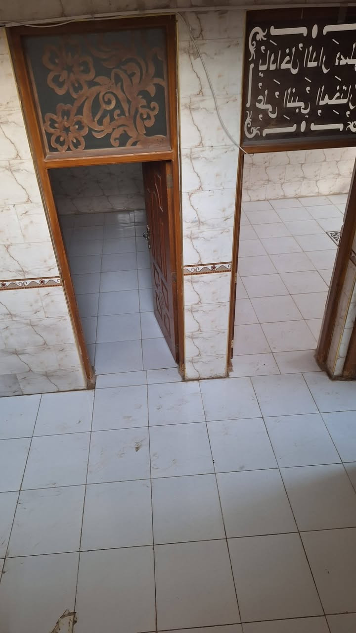 بيت للايجار ابي غرق حي الحسين 
قرب شارع العام طابقين 
يتكون من ٣ غرف نوم وصاله ومطبخ واستقبال وصحيات داخليه وخارجيه للاستفسار 
*********** واتساب
