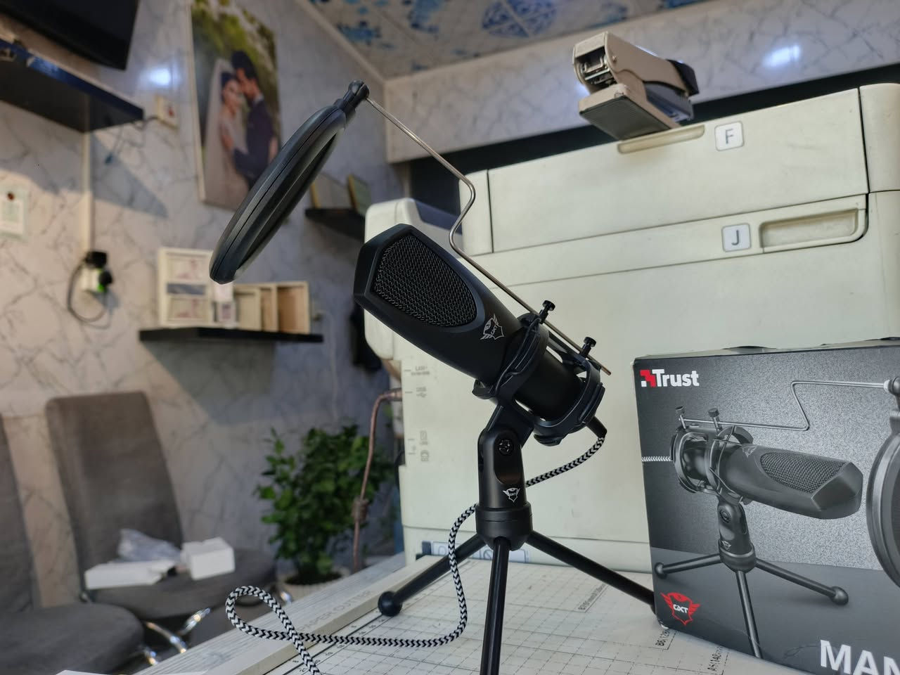 اسم المنتج: ميكروفون ستريمنج Trust GXT 232 Mantis.المميزات الرئيسية: يتضمن كابل USB بطول 1.5 متر، وحامل ثلاثي القوائم، وفلتر صوت (Pop filter) لتقليل الضوضاء.التوافق: يعمل مع أجهزة الكمبيوتر الشخصية، واللابتوب، وأجهزة PS4
السعر 40 الف


**إذا كنت صاحب هذا الإعلان وتريد حذفه لأي سبب، رجاءا أرسل رسالة إلى الدعم الفني**
