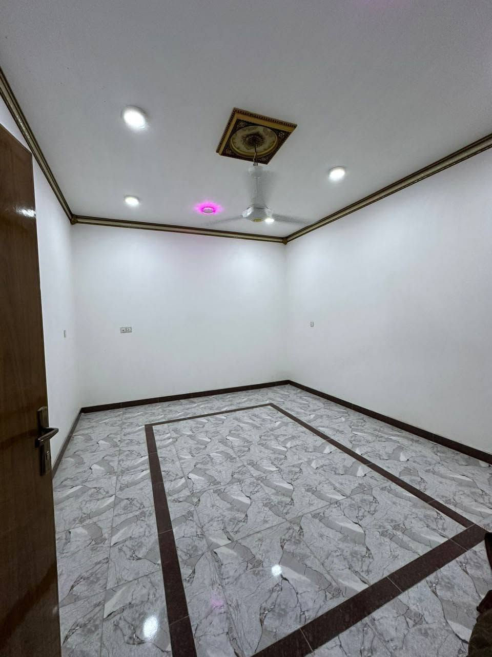 السلام عليكم دار حديث للبيع المساحه ٣٠٠الموقع حله حي الاساتذه خلف مستشفى عادل الكرعاوي للاستفسار الاتصال على صاحب الدار ***********٥
