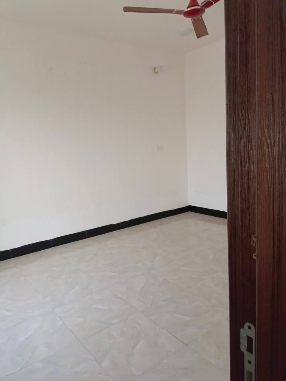 دار للإيجار في الرمادي الصوفية قرب جامع الصالح.

يتكون من غرف نوم عدد 2 وصالة ومطبخ واستقبال و صحيات داخلية وخارجية وكراج و حديقة.

سعر الايجار 500 الف .

________________________________________

للمزيد من التفاصيل يمكنكم زيارة مكتبنا .

مكتب شمس الرافدين للعقار     في  الرمادي - شارع 40 - قرب مرطبات دريم لاند .

او الاتصال على الارقام التالية … 

 ***********  واتساب ✅ عبدالغني الفراجي .

 ***********  واتساب ✅ عبدالغني الفراجي .
 

🛑نستقبل من حضراتكم كافة العروض العقارية🛑

🟡رضاكم هو أهم أهدافنا التي نتطلع لها دائماً🟡
