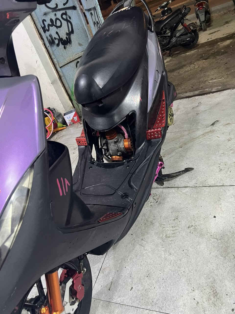 ماكس عدله
مزوده منطول للطول 
شغاله منلايت للبكلايت
55 بلاد تزويد كله اصلي وشد مضبوط
ونصبه كدام عينك)
العنوان/العمارة/العرضات/فلكة القاضي)
الشراي يتصل ***********
