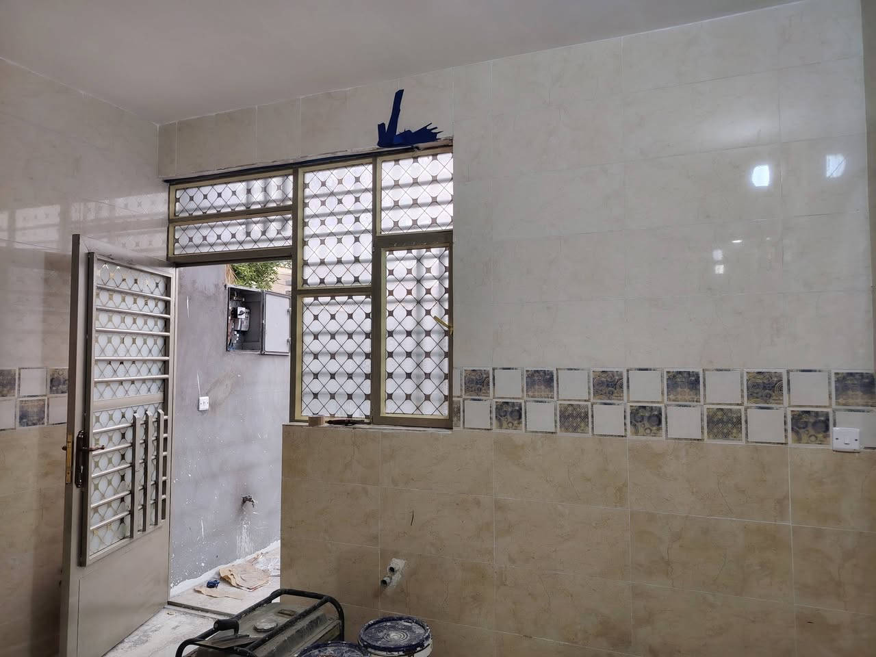 يالله سلام عليكم دار للبيع بغداد المدائن قرب تقاطع حساني بستان الكراغول قريب على السوك الإمام سلمان المحمدي ع زراعي على قرار ٢٥ خدمات كامله تبليط كهرباء ماء الدار يتكون من غرفه صاله ستقبال مطبخ صحيات داخلية خارجيه مساحه الدار ١٠٠ متر واجهيه ٧ ونص نزال ١٥ الدار فارغ حاليآ بعده ممسكون السعر ٦٥ وبي مجال للاستفسار الاتصال على الارقام *********** أو *********** وات ساب
