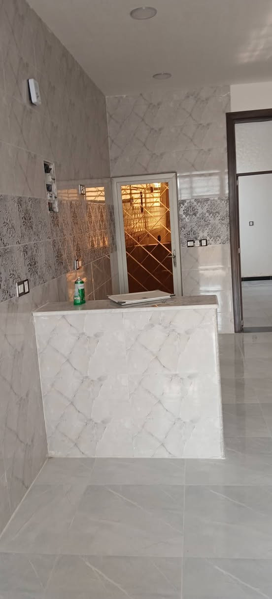 السلام عليكم ورحمة حبايبي بيت طابق ثاني الإيجار زيرو كامل أي نقص مابي سحب واصل كيزر تنانكي ماطور بوستر كوله واصل العنوان ابودشير خط نفط  *********** مقابل البانزين خانه
