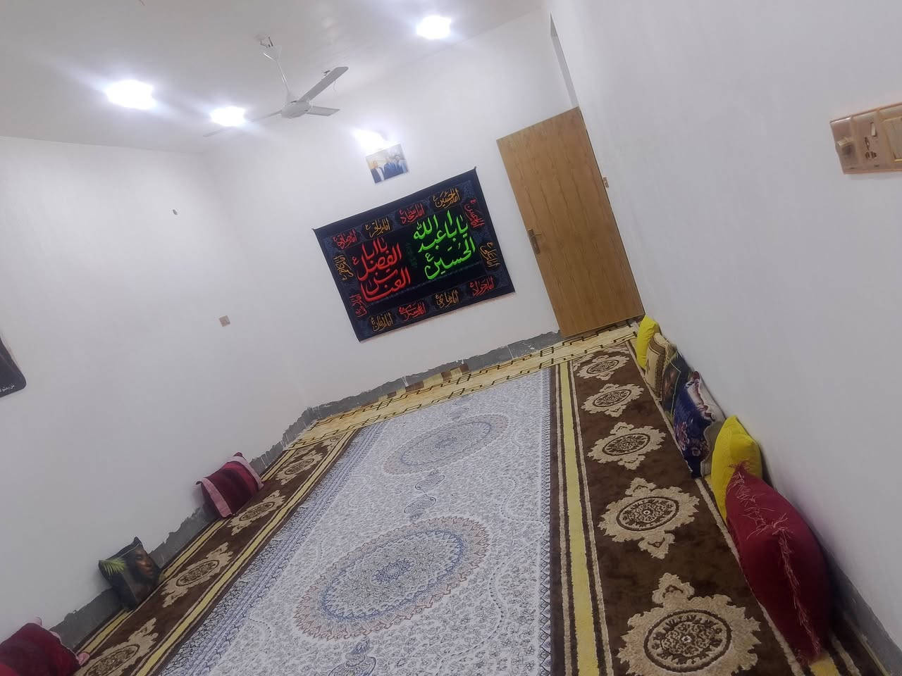السلام عليكم دار للبيع المساحه 300 متر العرض 10 متر والنزال 30 متر على شارع تبليط ماء كهرباء يتكون الدار من استقبال العرض4والطول 8
وهو ل ومطبخ وغرف نوم العدد اثنين 5 × 4 وممرات عدد اثنين وطارمه كراج سياره حديقه 
الاتصال والاستفسار على الارقام التاليه 
***********
***********
العنوان حي النصر قرب الساده ابو خطه 
قرب قريه هادي الثامر
