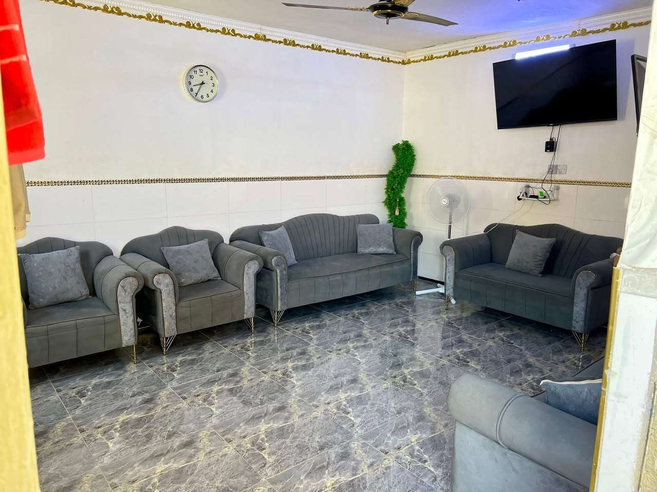 السلام عليكم الدار الايجار 
اجاره 250 بحي المرتى نهاية شارع العريض
قرب ساحة بيت غثوان للتواصل خاص او الاتصال 

‭0790 244 9290‬
