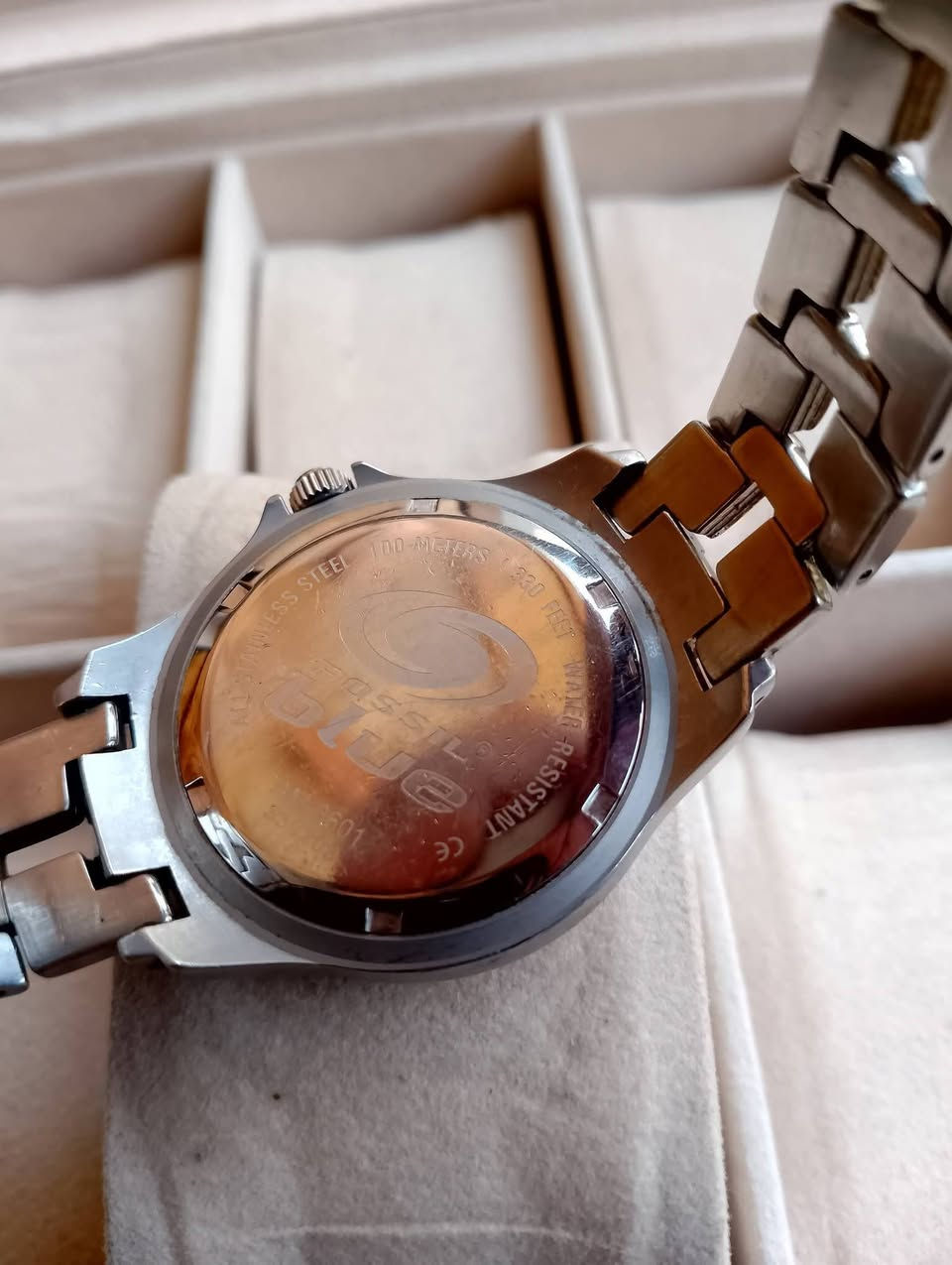 بسم الله الرحمن الرحيم 
تحيه طيبه للجميع ♥️ 
للبيع ساعه فوسيل 
مكينه ياباني اصلي 
سير سل ستيل اصلي 
نافذه لعرض التاريخ 
مكينه بطاريه 
السعر 45 الف 💵💵 
العنوان بغداد الدورة 
يوجد توصيل إلى جميع محافظات العراق وبغداد أيضاً 
للحجز والاستفسار المراسله على الخاص او على الرقم 
ه‍ *********** ☎️ متوفر واتساب
