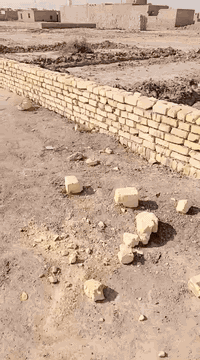 السلام عليكم بدله يا ام شيخ نعمه مدقوق طابوق عوزه ضلع واحد قطعه 200 الوجه 20 والنزال 10 يوجد كافه الخدمات ماي كهرباء شارع 10 امتار بنيان يمها منا ومنا سعر 4,000,000 وبيها مجال قليل للمكان الغراق مكلفه بالنشر وهذا رقم الولد ***********
