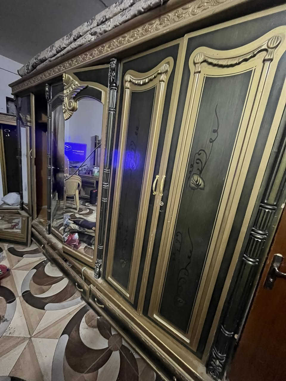 السلام عليكم
للبيع غرفة أخشاب 
موجود كله غراضه بس رايدله شده 
سعره ٣٥٠ الرقم***********
