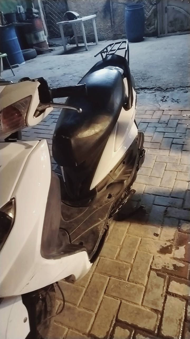 سلام عليكم
دراجه سكنس فحل كابريتر دراجه شغاله سلف و هندر و كهربائيات و الدراجه اي نقص ما بيها دراجه شلعه و معدل و مكينه بلاديه  السعر550 و بيها مجال مكاني بغداد البياع شارع الظغط
الرقم ***********
